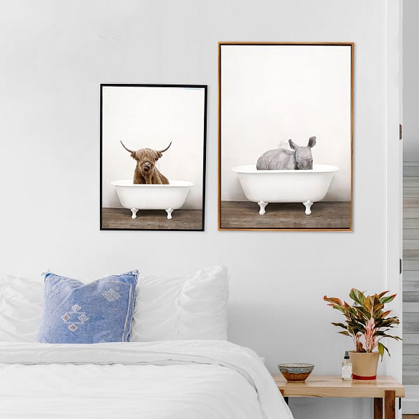 效果 (7) Highland Cow and Baby Rhinoceros in a Bathtub Art Print Highland Cow and Baby Rhinoceros in a Bathtub Art Print